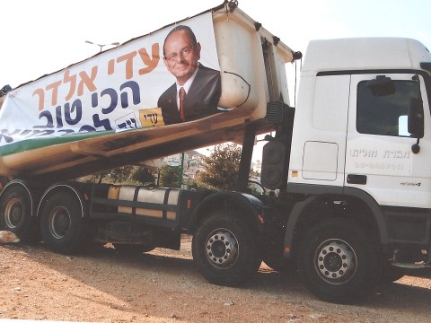 "תליתי שלטים על משאית שלו...". משאית של-טל עם שלט של אלדר
