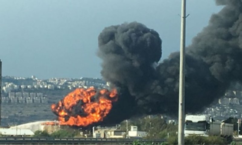 השריפה הבוקר בבתי הזיקוק [צילום: דוברות כבאות מחוז חוף]