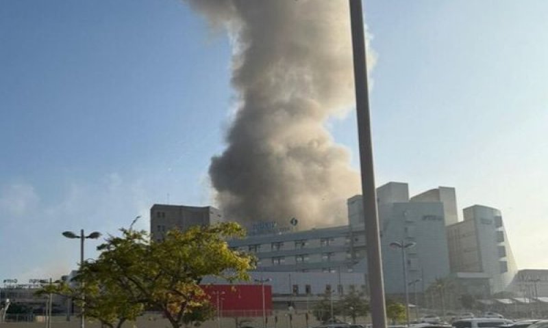 פגיעה בבית החולים סורוקה [צילום: לפי סעיף 27א' לחוק זכויות יוצרים]