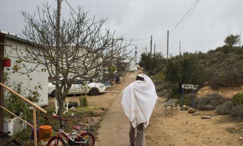 פינוי בדרכי שלום [צילום: עודד בלילטי, AP]