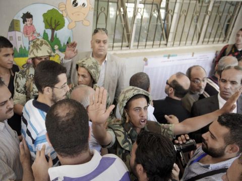 חייל מצרי מנסה להשליט סדר בתור לקלפי [צילום: AP]