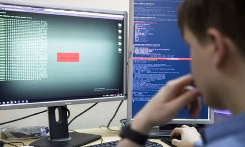 פייק ניוז מופץ בקלות ברשתות החברתיות [צילום: פבל גולובקין/AP]