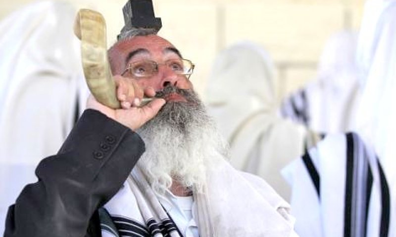 לובשים בגדי לבן [צילום: פלאש 90]