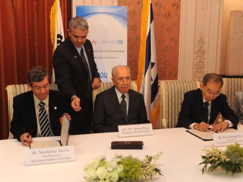 הנשיא בטקס חתימה של הסכמי מדע של מכון ויצמן ומכון קיסט הקוריאני [צילום: משה מילנר / לע"מ]