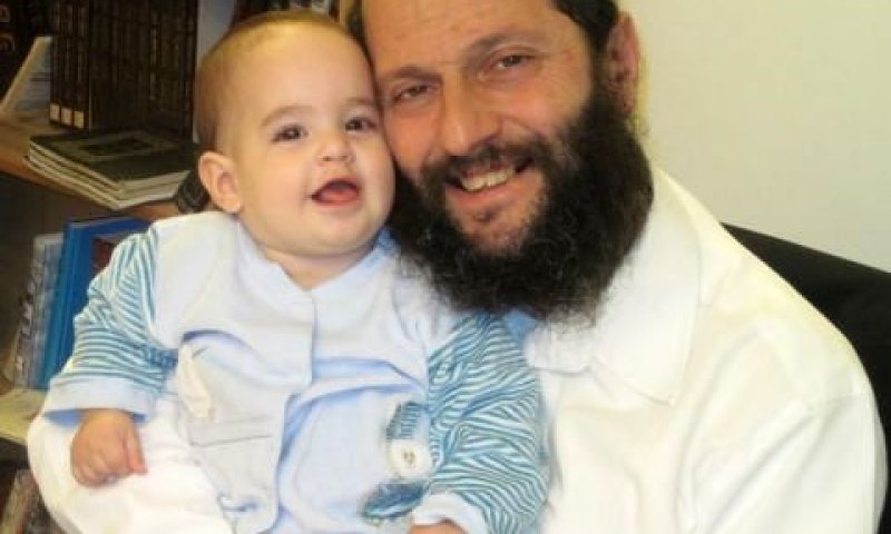 הרב מרצבך. נורה בדרכו לתפילה [באדיבות המשפחה]