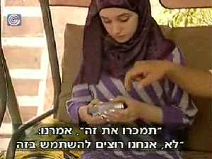 נג'יב אבו רקיה, רכז התחקירים של בצלם, מסביר לסלאם כנעאן כיצד להפעיל את המצלמה [צילום: ערוץ 1]