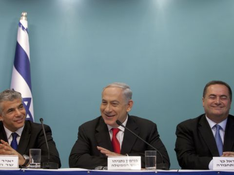 כ"ץ, נתניהו ולפיד במסיבת העיתונאים [צילום: פלאש 90]