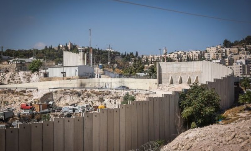 גדר ההפרדה באיזור חיזמא [צילום: ג'מאל עוואד/פלאש 90]