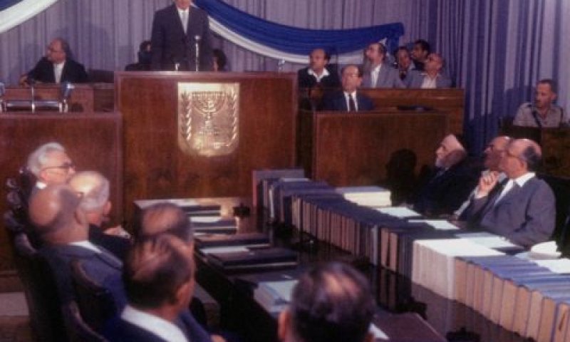 יו"ר הכנסת קדיש לוז פותח את המושב ב-1957 [צילום: לע"מ]
