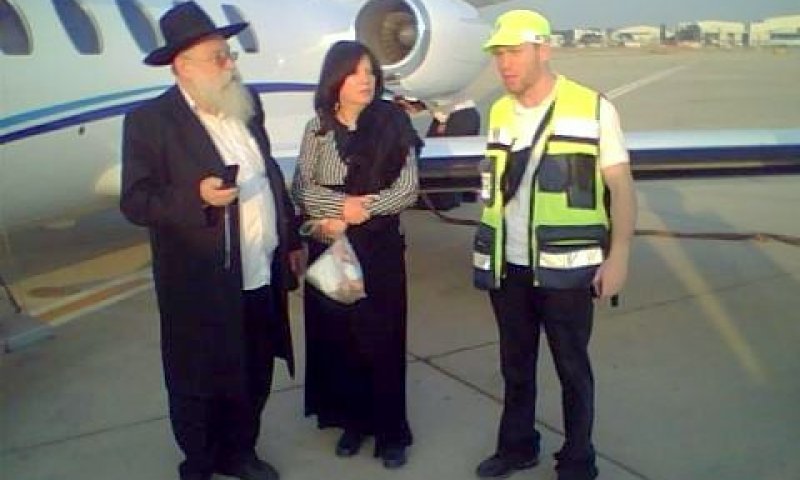 הוריה של רבקה הולצברג בנתב"ג [צילום: פורטל חרדים בסלולר]