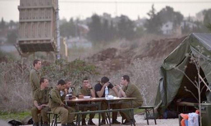 חיילים ליד מערכת כיפת ברזל במבצע האחרון [צילום: AP]