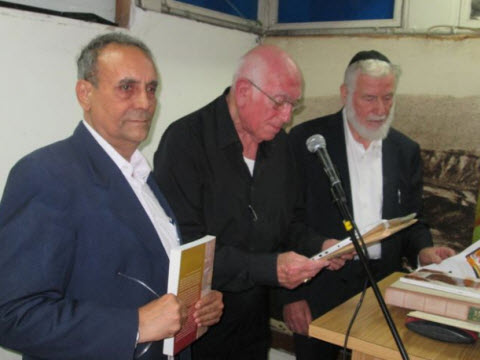 חלוקת האות לד"ר צבי מלאכי, לידו יעקב ברזילי ובלפור חקק [צילום: יח"צ]