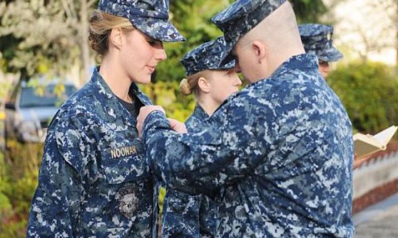לוטננט ג'ניפר נוּנאן [צילום: U.S. Navy photo]