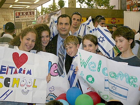 השר אדרי עם ילדי בית הספר מיתרים מרעננה שהגיעו לקבל את פני העולים [צילום: יצחק אלהרר/סקופ 80]