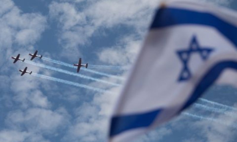 הצדעה לצוותים הרפואיים [צילום: הדס פרוש, פלאש 90]