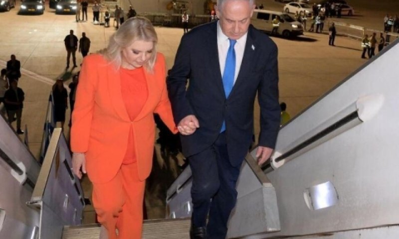 בנימין ושרה נתניהו בעלייה למטוס, הלילה [צילום: אבי אוחיון, לע"מ]