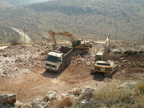 מחפרונים בשטח שבמחלוקת משפטית [צילום: שי סרוסי]