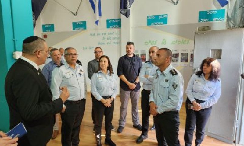 ח"כ אליהו רביבו בסיור בכלא איילון [צילום: אליסף רובינשטיין]