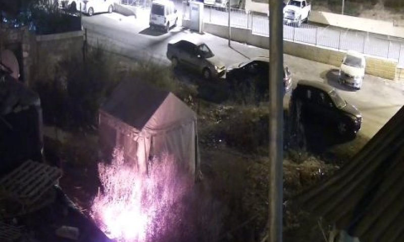הבקבוק שהתלכח בלשכה המאולתרת [צילום: מצלמת אבטחה]