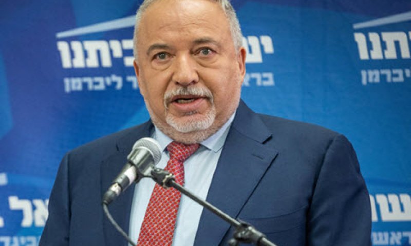 להימנע מעיסוק בחברות של הבנים קובי ועמוס. שר האוצר ליברמן [צילום: יונתן זינדל/פלאש 90]