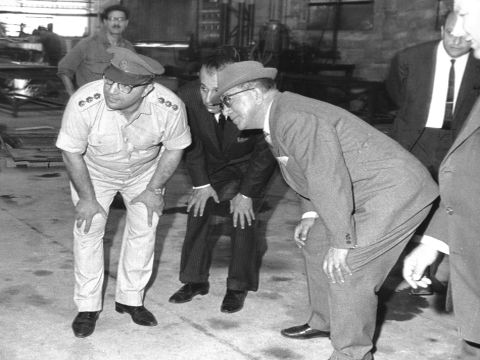 עם רמטכל אירן בסיור בתעשיה הצבאית 1966 [צילום: אוסף הצילומים של יעקב נמרודי]