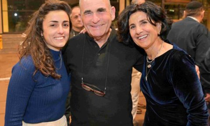 יוחאי נאמן לצד רעייתו ריקי (מימין) ובתו נועה [צילום: רובי נוי]
