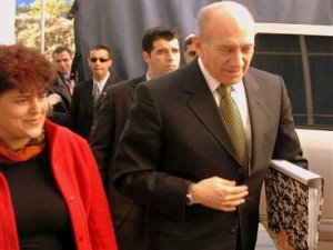 אולמרט מגיע לעדות בוועדה. דו"ח הביניים האשים אותו בכשלים