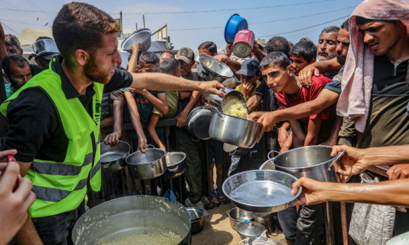 חלוקת מזון בעזה [צילום: עבד ראחים חטיב/פלאש 90]