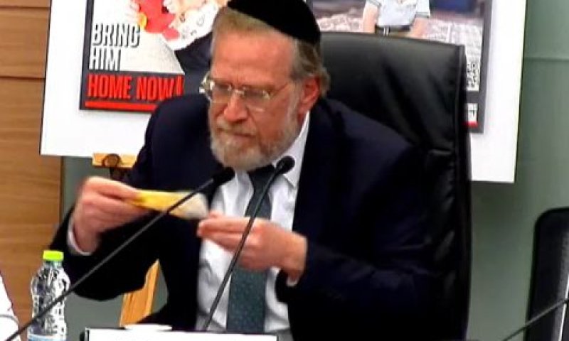 פינדרוס מדגים תשלום באמצעות שטר של 100 שקל