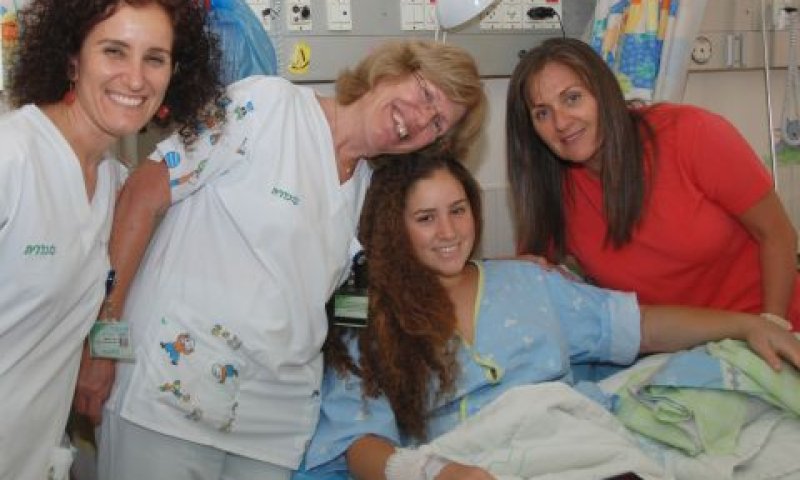 צוות מחלקת ילדים בכרמל עם עומר ואמה [צילום: בי"ח כרמל]