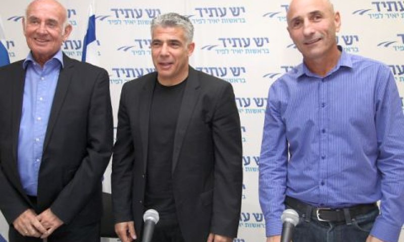 שלח, לפיד ופרי במסיבת העיתונאים [צילום: פלאש 90]