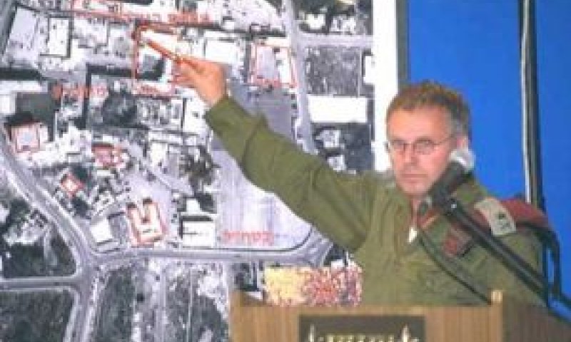 אלוף יצחק איתן בתדרוך בבנייני האומה ביומו הראשון של מבצע חומת מגן [צילום: שרון נועם/לע"מ]