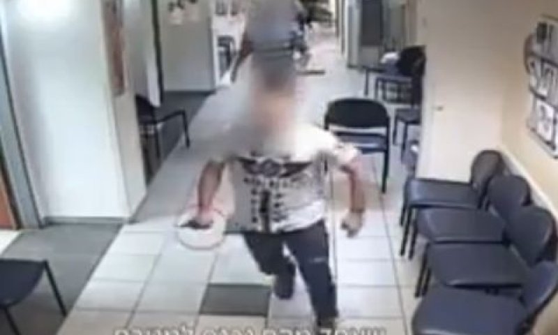 זגורי ובידו הסכין [צילום: קופ"ח מאוחדת]