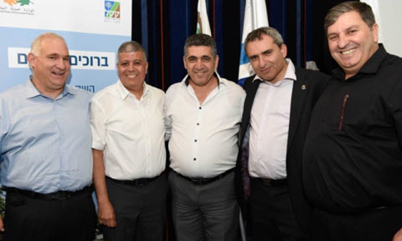 מימין לשמאל: דניאל עטר, יו"ר קק"ל; ח"כ זאב אלקין, השר להגנת הסביבה; ח"כ ירון מזוז, סגן השר להגנת הסביבה; איציק דנינו, ראש עריית אופקים; ישראל דנציגר, מנכ"ל המשרד להגנת הסביבה. [צילום: אבי חיון, ארכיון הצילומים של קק"ל]