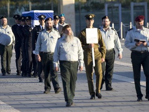 משלחת צבאית מביאה את הארון [צילום: אריאל שליט/AP]
