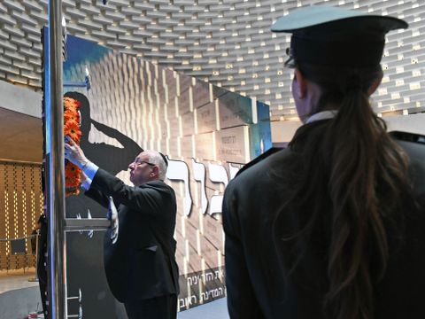 נשיא המדינה הניח זר בטקס האזכרה לחללי מערכות ישראל בהר הרצל [צילום: קובי גדעון/לע"מ]