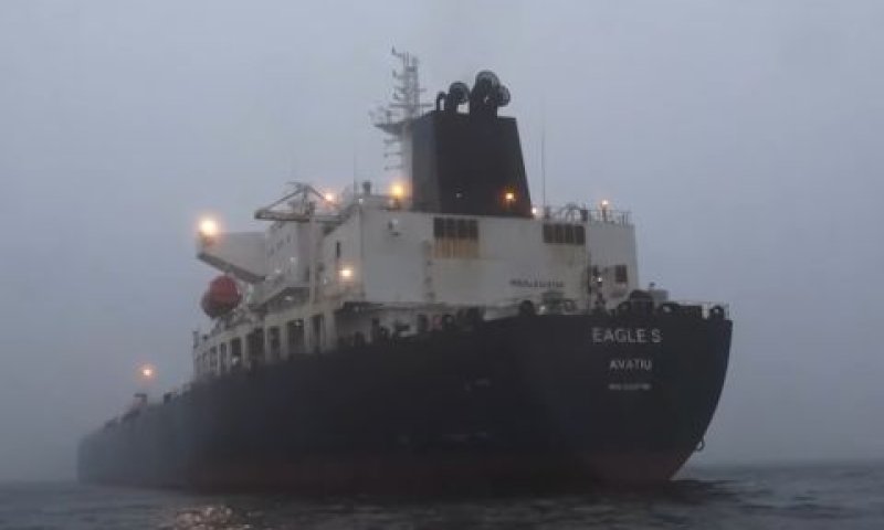 המיכלית הרוסית Eagle S, מפרץ פינלנד, הים הבלטי, דצמבר 2024 [צילום: kanal 13 /יוטיוב]