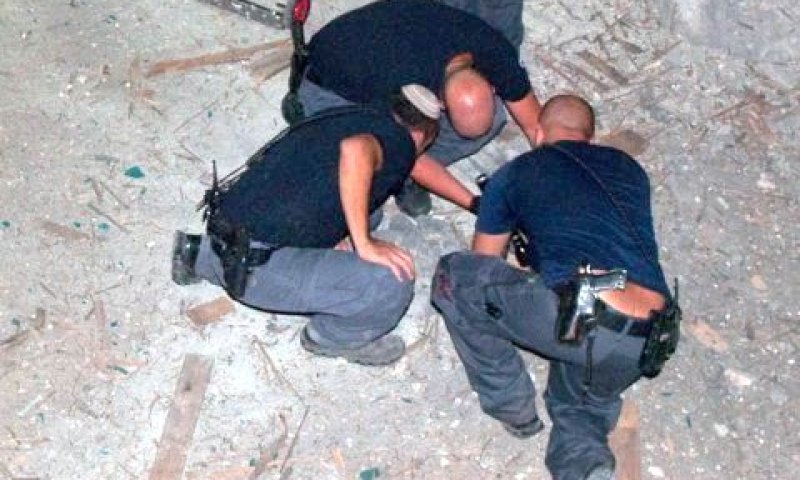 חבלני משטרה בוחנים את שרידי הקטיושה [צילום: פלאש 90]