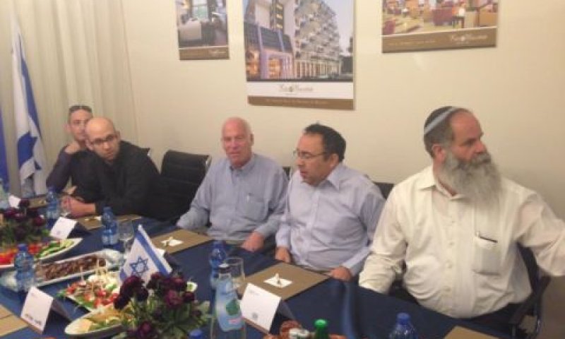 המגעים רוויי סחרירים [צילום: עמוד הפייסבוק הרשמי של אורי אריאל]