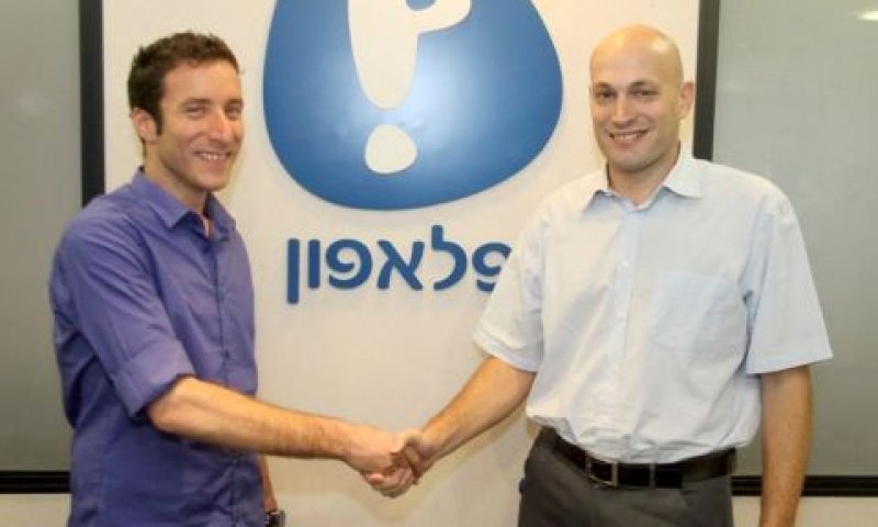 אסף עופר, סמנכ"ל השיווק בפלאפון, ואיציק שמולי, יו"ר התאחדות הסטודנטים [צילום: אלירן אביטל]