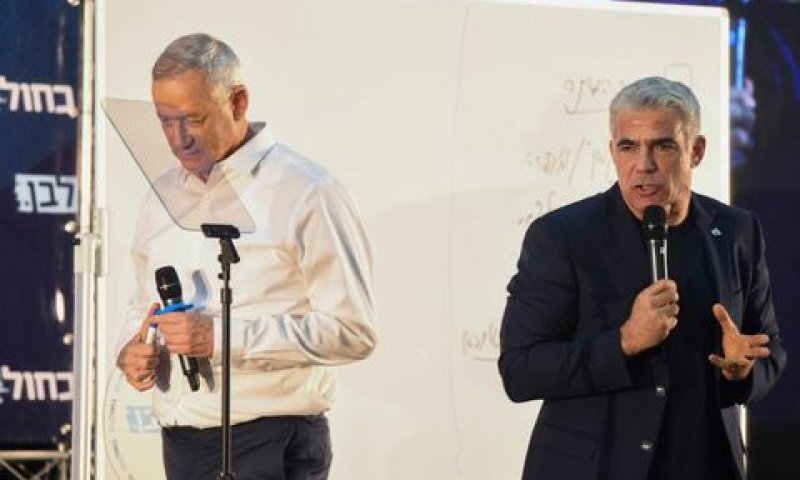 לפיד וגנץ. משבר אמון ב"קוקפיט" [צילום: פלאש 90]