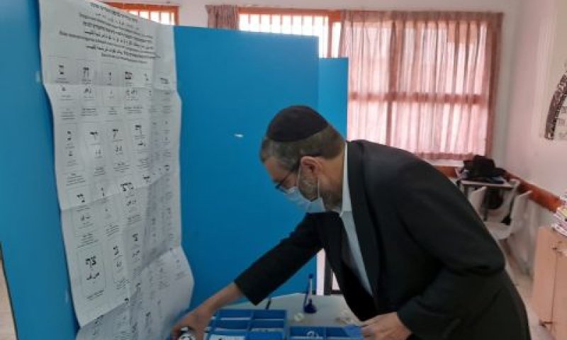 יו"ר יהדות התורה ח"כ משה גפני הצביע בקלפי בבי"ס בית יעקב רחוב אורליאן בבני ברק,