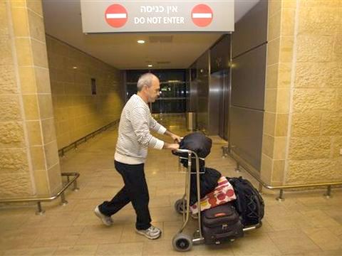נוסע ישראלי שיצא ממצרים בשדה התעופה [צילום: AP]