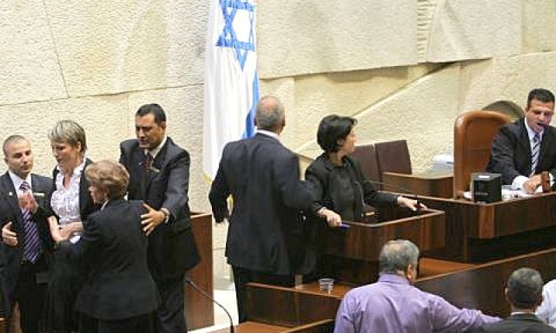 סדרני הכנסת הודפים את ח"כ מיכאלי מן הדוכן [צילום: פלאש 90]