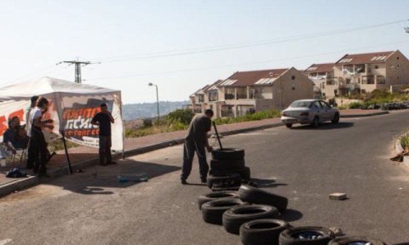 צמיגים בבית אל בהיערכות לפינוי [צילום: פלאש 90]