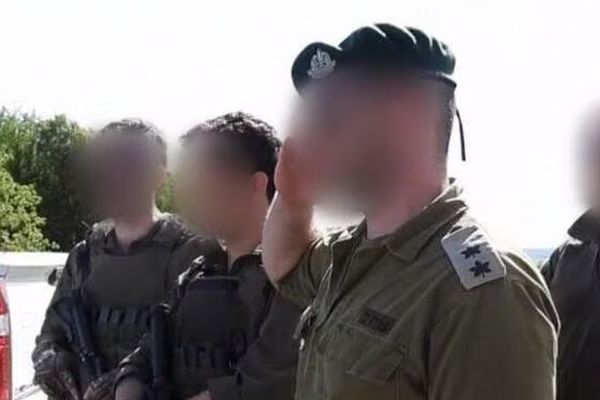הצדעה ליד ארון החלל [צילום: דובר צה''ל]