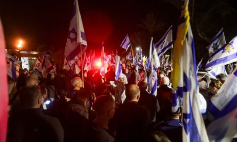 מפגינים מול בית ראש הממשלה בקיסריה [צילום: טל גל/פלאש 90]