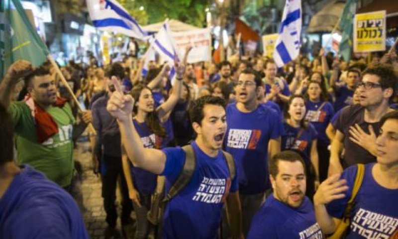 מפגינים בחולצות של העבודה ומרצ [צילום: פלאש 90]