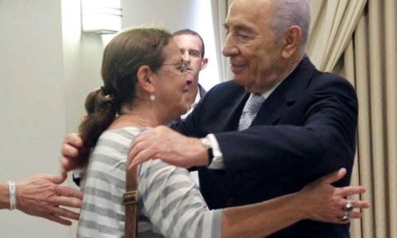פרס. חיבוק להורים [צילום: פלאש 90]