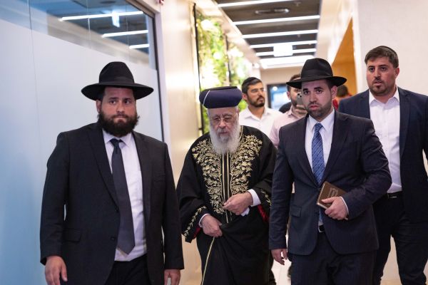 הרב יצחק יוסף מגיע לפגישת מועצת החכמים [צילום: פלאש 90]